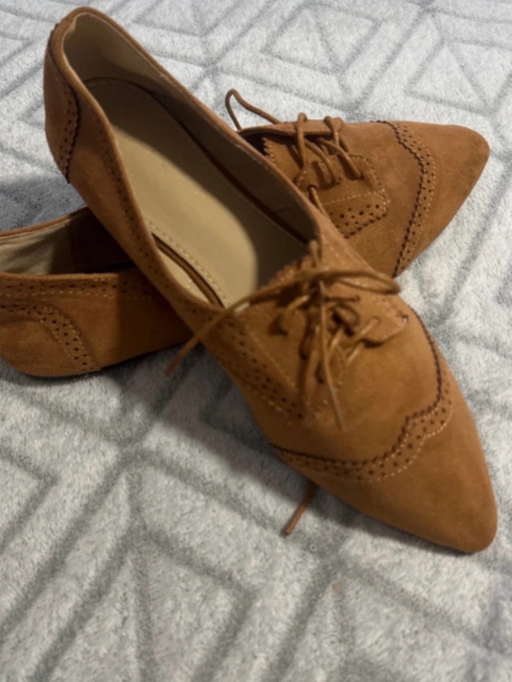 Pointed leather Lace-Up Flats in Tan Suede